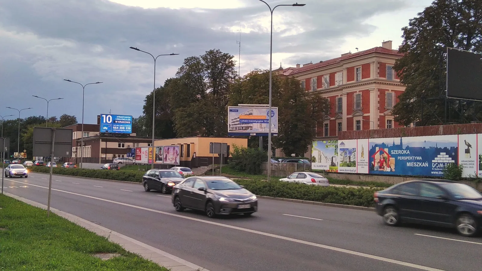 Samochodem do Krakowa w 2026: strefa czystego transportu, parkowanie i trasy