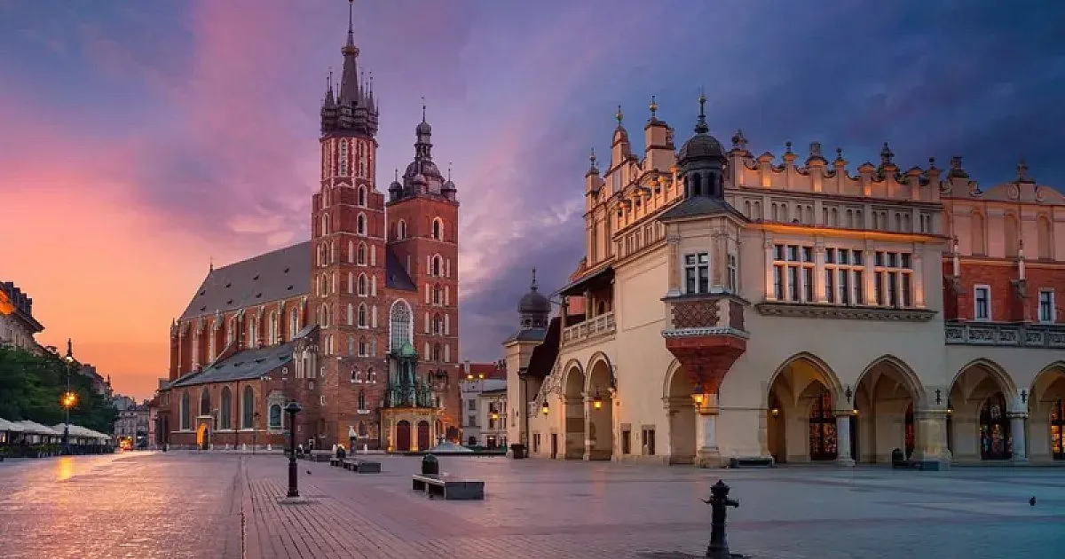 Bazylika Mariacka i narożnik Sukiennic na Rynku Głównym w Krakowie o zmierzchu