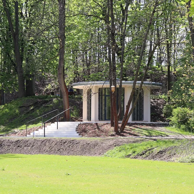 Bednarski Park in Krakow: limestone rocks and a playground
