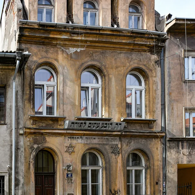 Kowea Itim le-Tora Prayer House in Krakow: façade and name